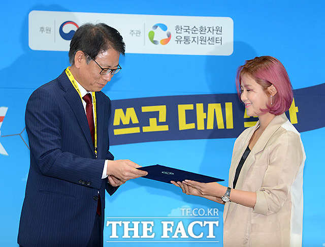 [TF포토] 솔비 빈병 재사용 앞장설게요!