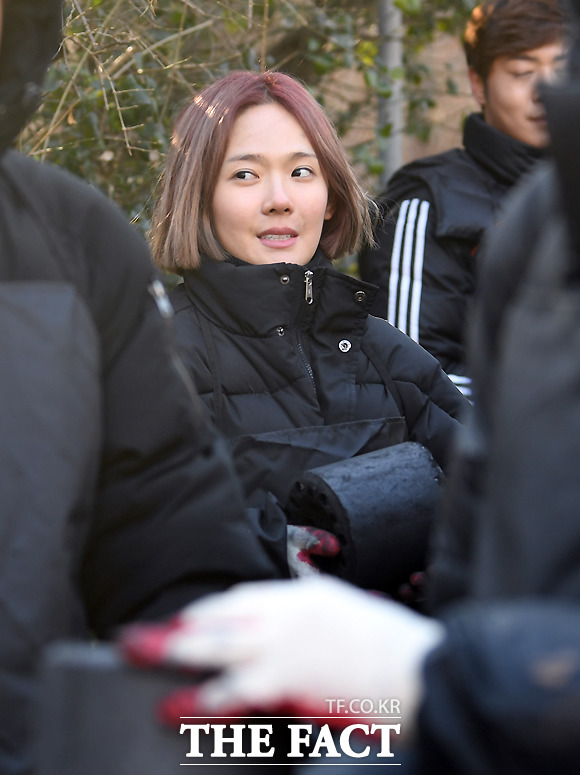 [TF포토] 가수 태라, 사랑의 연탄 나누고 환한 웃음