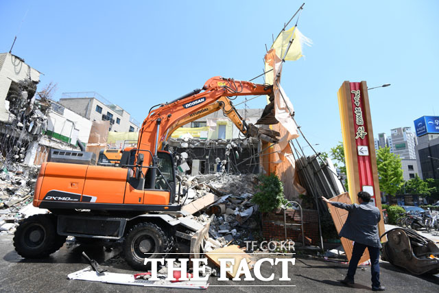 [TF포토] 철거 건물 붕괴 사고 발생… '인명 피해 없어'