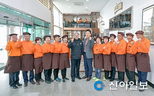[포토] 어르신들이 운영하는 카페 휴 개소