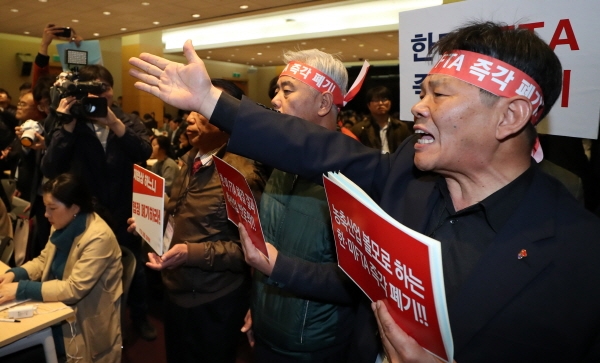 한미FTA 공청회 열자 농축산업계 계란 던지며 반발