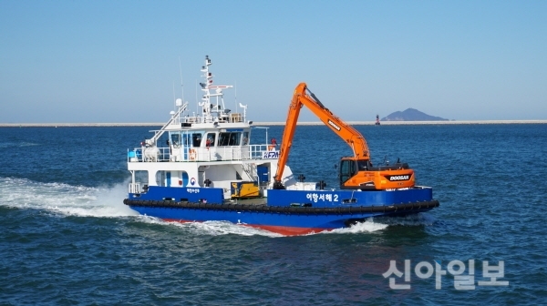충남도, 청소전용선 서해2호 취항식… 깨끗한 해양 조성