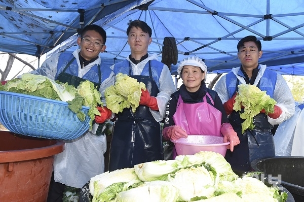 [포토] 서산 서림복지원서 김장 봉사하는 공군 20전비