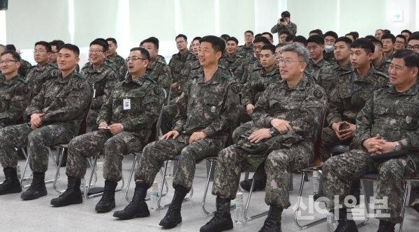 코미디언 배영만, 철원 5포병여단 대대서 특강