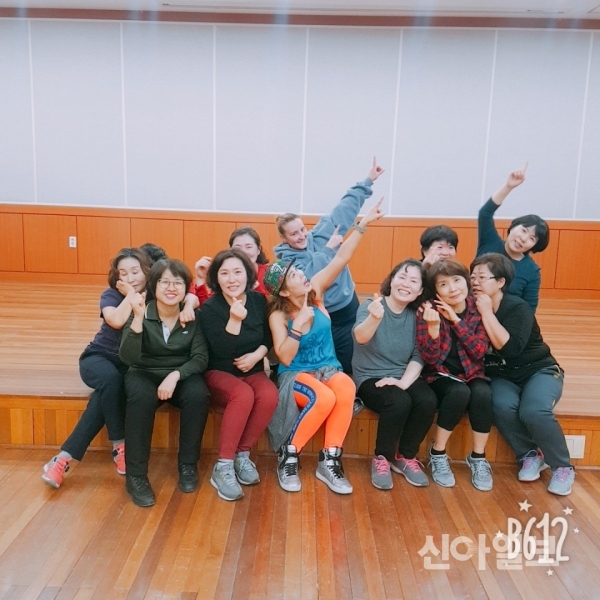 “생동감 있는 줌바 댄스로 활력 찾으세요”