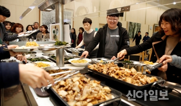 [포토] “양돈농가 힘내세요”…농진청 돼지고기 소비촉진 행사