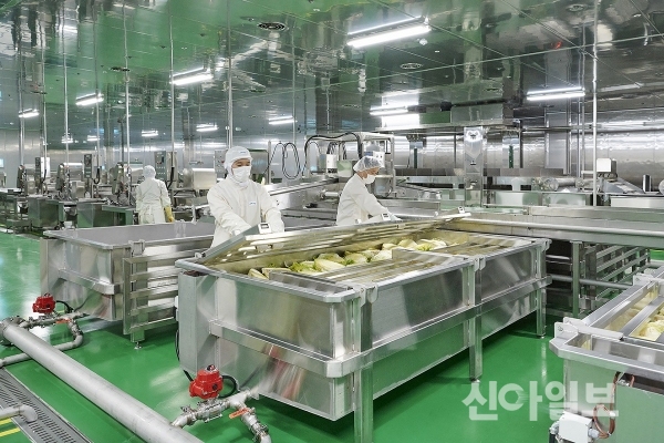 종가집·비비고 게 섰거라…풀무원 ‘글로벌 김치 왕좌’ 도전장
