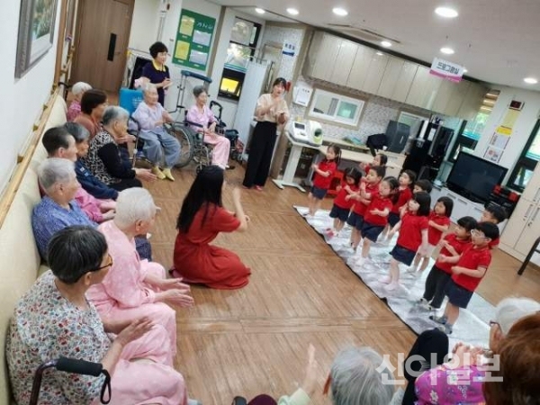 경주 이편한로렌츠어린이집, 참사랑노인복지센터 방문