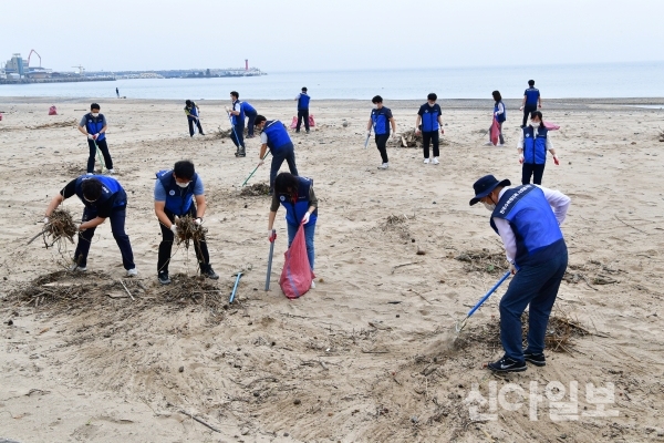 월성원자력본부, 경주시와 함께 해변정화운동 나서