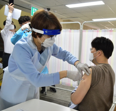 진주시, 코로나19 예방접종 첫 접종자 진주중앙요양병원 병원장