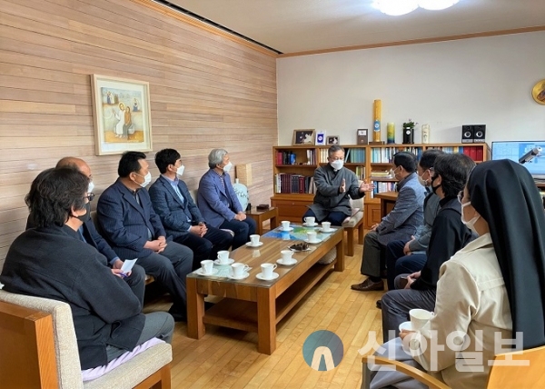 (사)이웃, 외국인 근로자 건강지킴이 물품 춘천교구에 전달