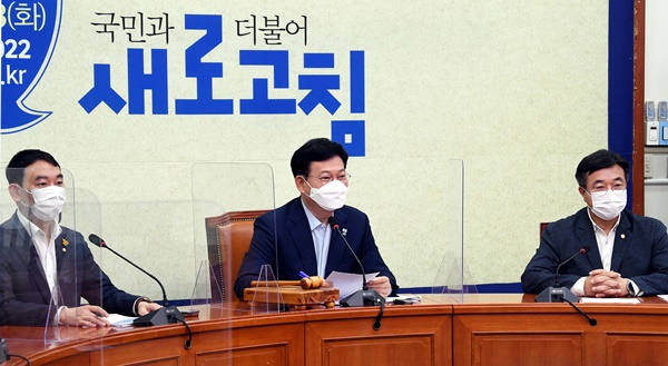 확진자 훅 지지율 뚝… 與 추경 수정 현금살포 예고
