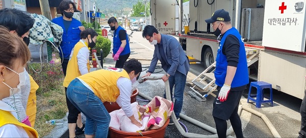 석포 ‘적십자봉사대’, 찾아가는 이불세탁 봉사활동 실시