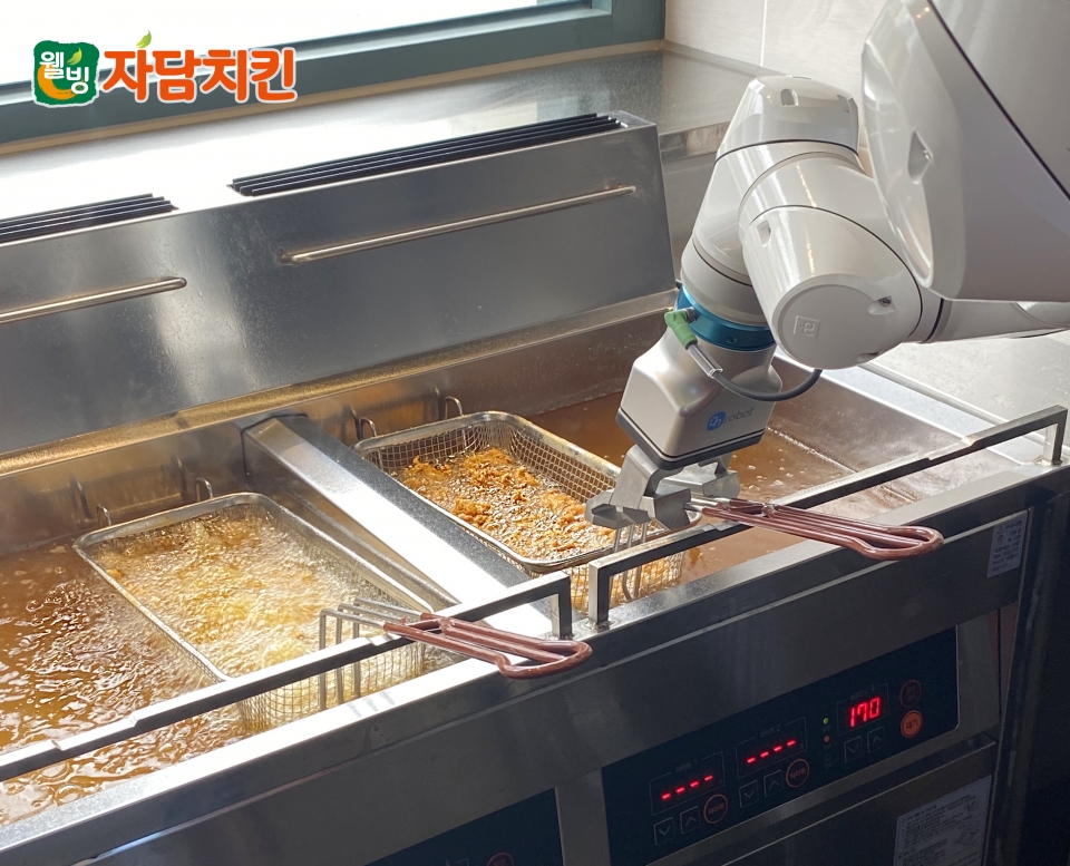 자담치킨, 로봇 팔로 닭 튀기는 자동화 매장 첫 오픈