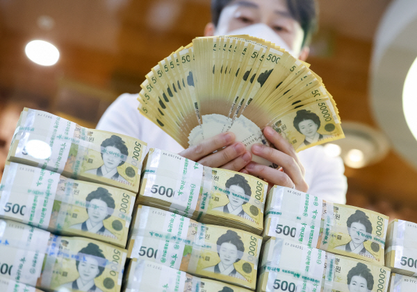 안전자산 예·적금에 몰린 돈…7월 시중 통화량 10조원↑