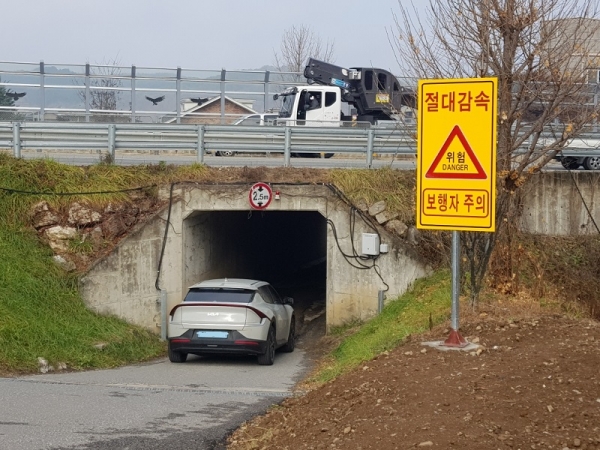 홍천읍 연봉리 굴다리 협소, 인도 통행 불편 호소