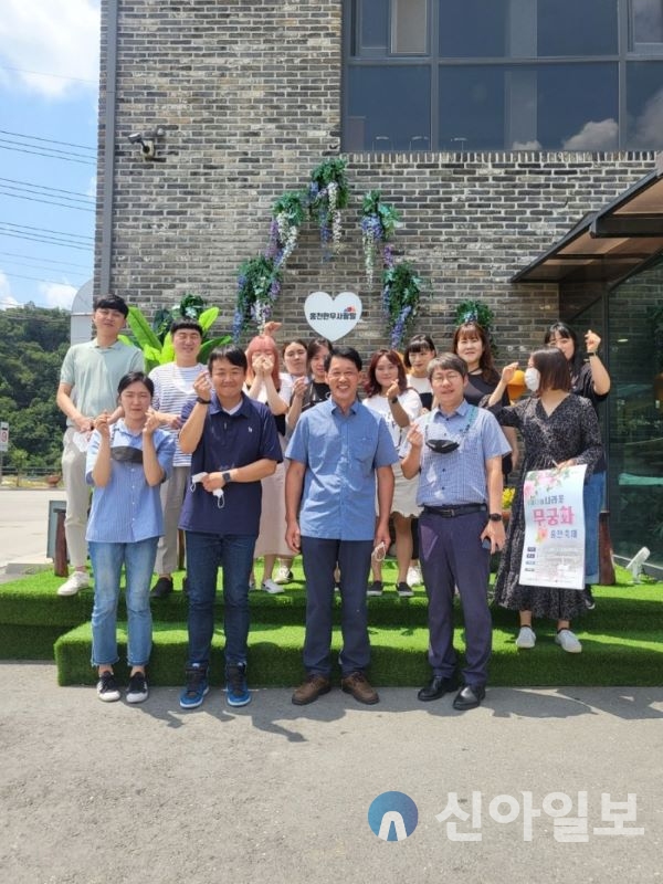 홍천한우 사랑말, 청소년수련관에 도서상품권 전달
