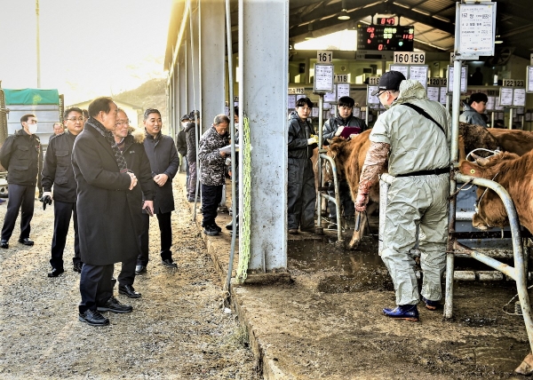문경축산농협, 경매 우시장 신년 떡국 나눔 행사 개최