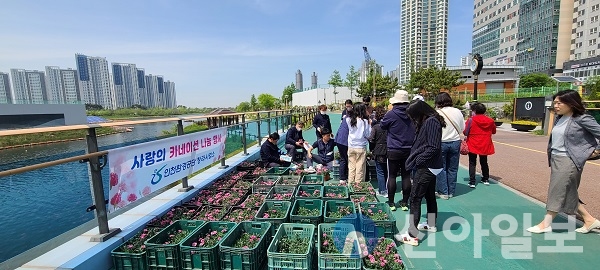 인천환경공단 청라사업소, 어버이날 맞이 카네이션 나눔 행사