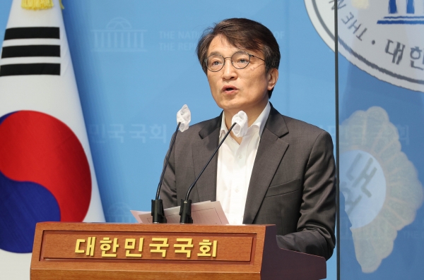 김의겸 한동훈, 뿔테 안경쓴 복수의 화신 등극해