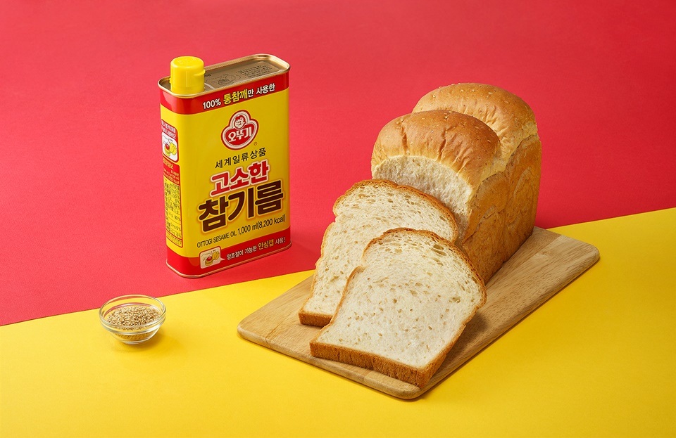 신세계푸드×오뚜기, 고소한 참기름 식빵 출시