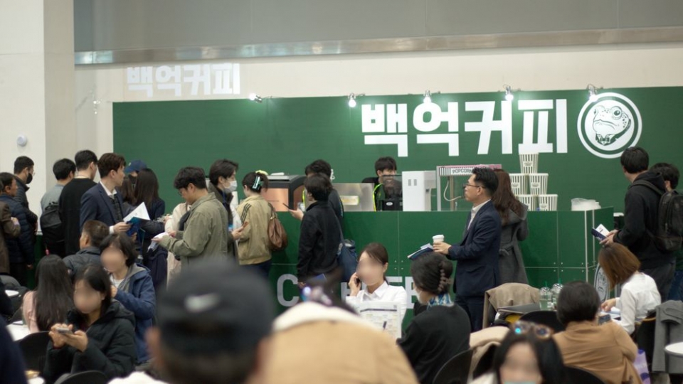 스페셜티 커피로 ‘맛성비’ 잡은 백억커피, 커피전문점 강조