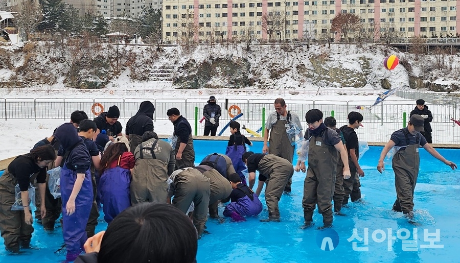 [포토] 설연휴 한파 잊은 홍천강 꽁꽁축제