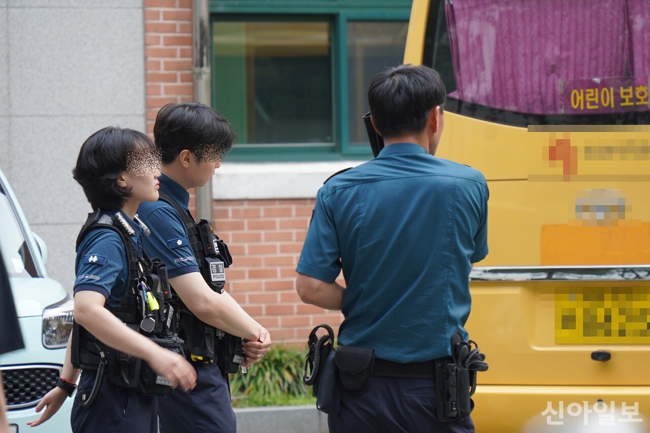 [포토] 투표용지 부족 사태 벌어진 투표소에 출동한 경찰