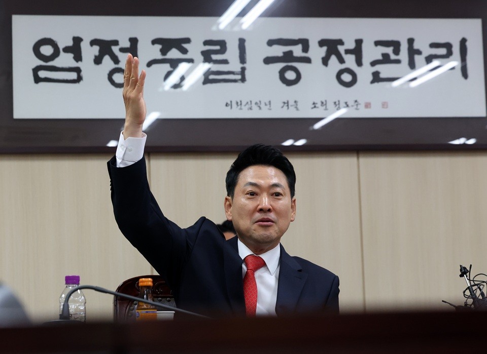 '투표용지 사태' 선관위 앞 시민 밤샘 시위…국힘은 선거무효소송 예고
