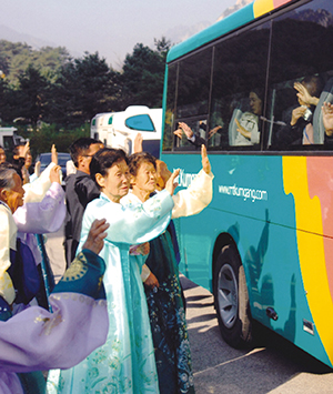 이산가족 상봉장, 옷, 경제적 여유로움