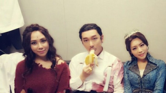쏘냐, 복면가왕 연필 후보로 지목되며 영화배우 조승우와 훈훈한 인증샷 오빠 혼자 먹으면 맛있어요