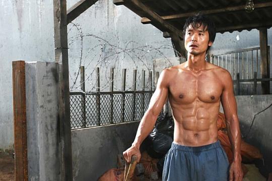 유전무죄 무전유죄, 영화 홀리데이 이성재, 가슴부터 복근까지 탄탄한 근육몸매 공개...헉! 몸이 정말 엄청나네