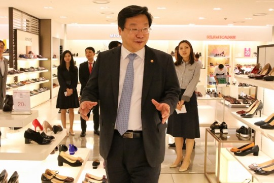 주형환 장관, KSF 특별 할인기간 마지막날 현장점검…“매출증가 반응 많아”