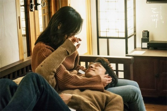 도깨비 김고은, 공유와 마지막 애틋 무릎베개 데이트 비하인드 컷 공개