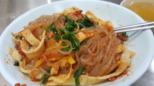 [후지니의 전국 팔도 맛집 탐방(14) 부산 부평시장 원조 깡통골목 비빔당면] 단무지채, 부추, 오뎅, 당면, 양념장으로 구성된 비빔당면