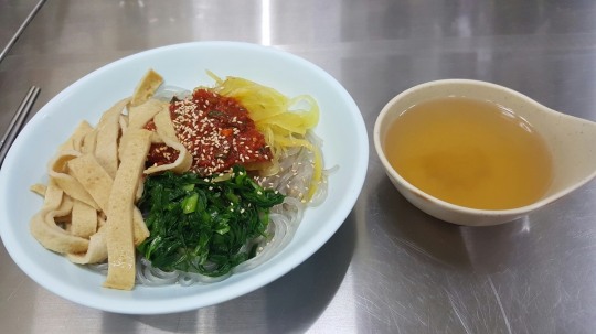 [후지니의 전국 팔도 맛집 탐방(14) 부산 부평시장 원조 깡통골목 비빔당면] 단무지채, 부추, 오뎅, 당면, 양념장으로 구성된 비빔당면