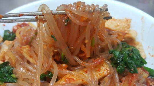 [후지니의 전국 팔도 맛집 탐방(14) 부산 부평시장 원조 깡통골목 비빔당면] 단무지채, 부추, 오뎅, 당면, 양념장으로 구성된 비빔당면
