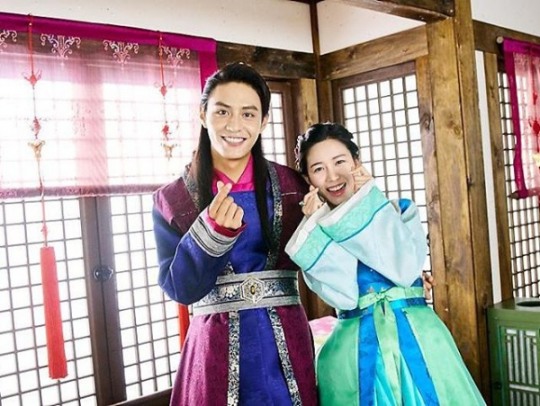 화랑 고아라·박서준·박형식vs도지한·이다인 로맨스 비하인드 컷 대방출…김태형·최민호·조윤우·김현준 브로맨스 케미