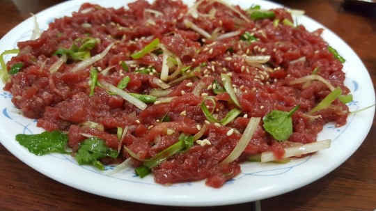 [후지니의 전국 팔도 맛집 탐방(23) 경북 영천 편대장 영화식당] 고소하고 찰진 육회 맛이 일품