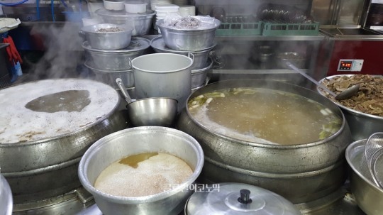 시원하고 담백한 100년의 맛이 담긴 전통 곰탕