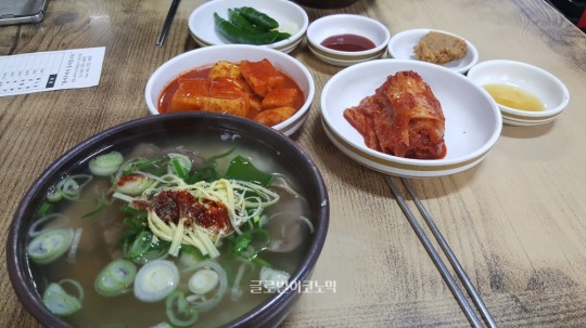 시원하고 담백한 100년의 맛이 담긴 전통 곰탕