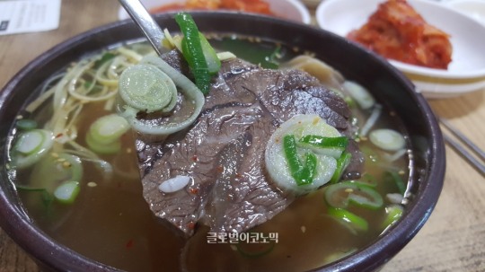 시원하고 담백한 100년의 맛이 담긴 전통 곰탕