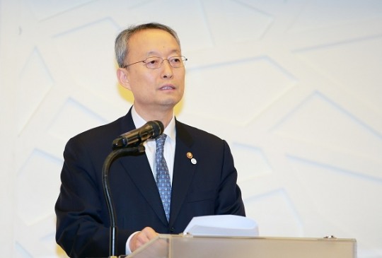 백운규 장관, 반도체·디스플레이 장비업체 방문… 최저임금 협조