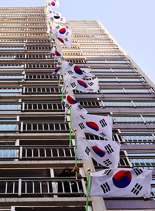 현충일 태극기 조기게양법 “깃봉에서 깃 면의 너비만큼 내려 달아야