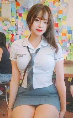 아프리카tv 왕성한 활동 코코.. .“앉아만 있는데도 쭉뻗은 다리라인 예술” 남심 저격