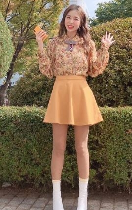 쭉뻗은 고속도로급 환상적인 다리라인 자랑... 신지 나이 몇살? 궁금증은 커지는데
