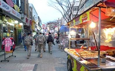쇼핑촌과 클럽 즐비 평택 국제중앙시장... 추억의 기찻길과 벽화골목 탐색도 매력적