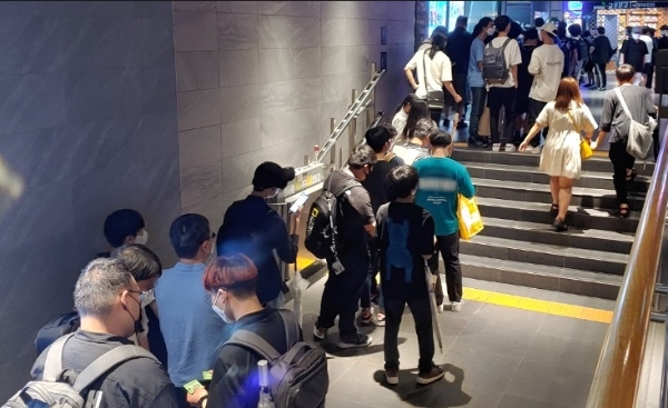 새벽 4시부터 기다렸다…애니플러스·홀로미스 콜라보 카페 문전성시