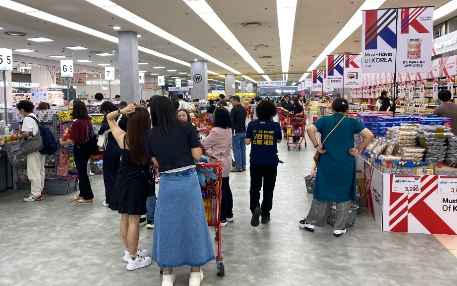 K-기념품 사러 왔어요…외국인으로 물든 롯데마트 제타플렉스 서울역점