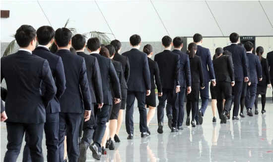 늙어가는 중소기업…취업자 3명 중 1명만 청년